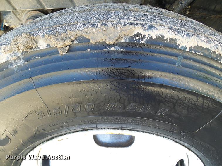 image for item DF7312 2006 International 7400 digger derrick truck