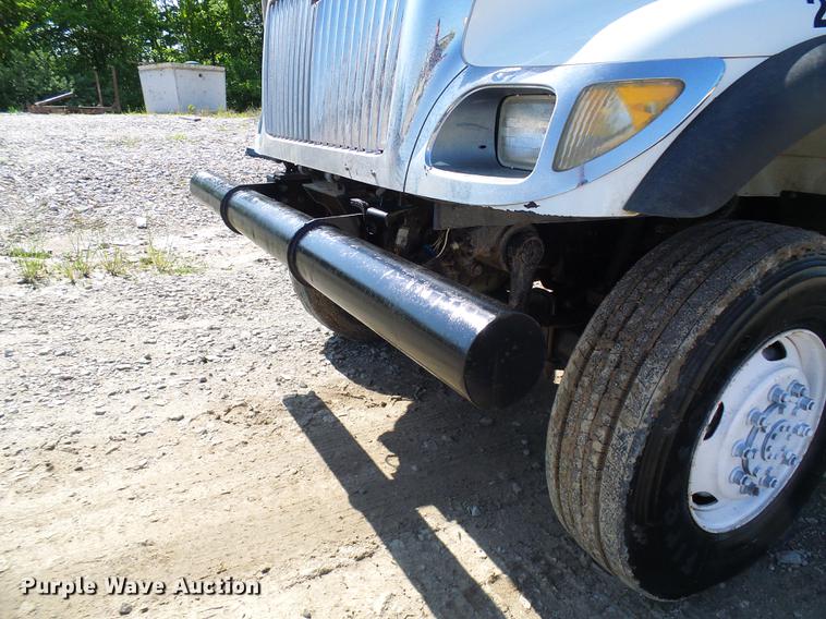 image for item DF7312 2006 International 7400 digger derrick truck