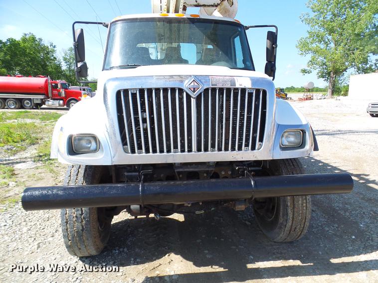 image for item DF7312 2006 International 7400 digger derrick truck