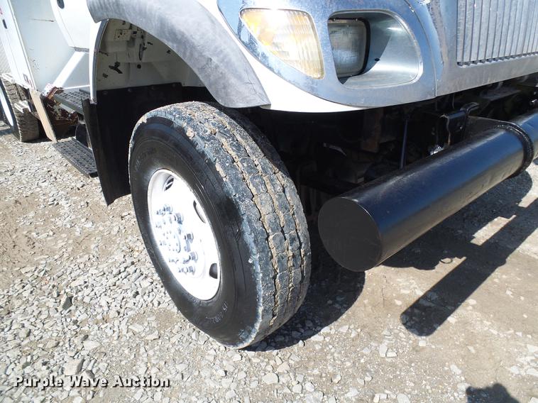 image for item DF7312 2006 International 7400 digger derrick truck