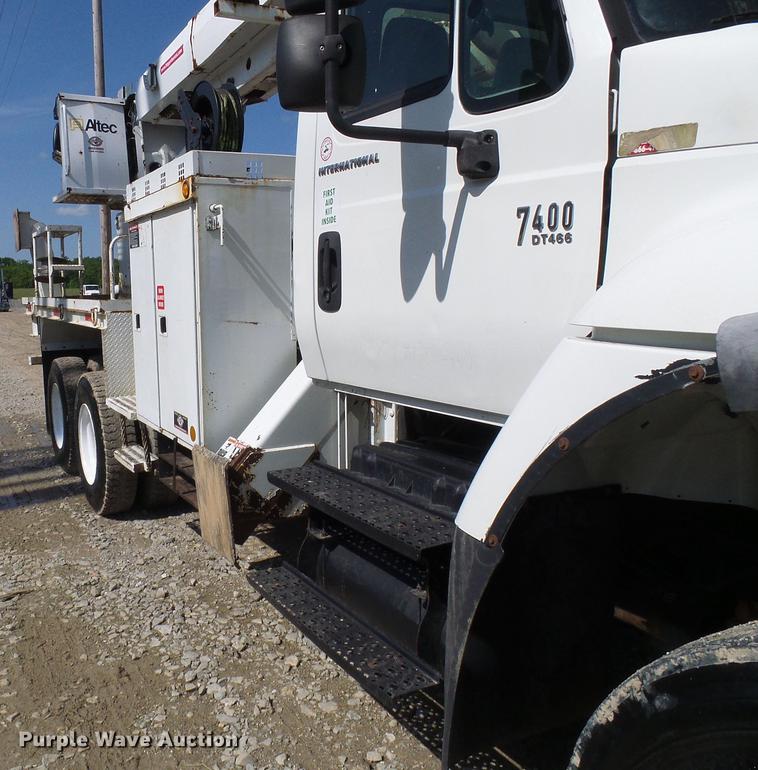 image for item DF7312 2006 International 7400 digger derrick truck