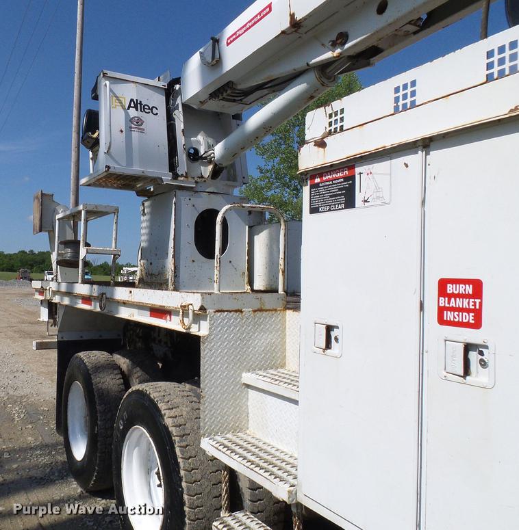 image for item DF7312 2006 International 7400 digger derrick truck