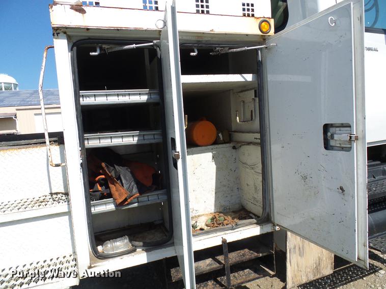 image for item DF7312 2006 International 7400 digger derrick truck