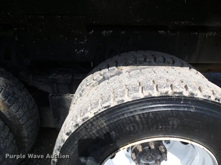 image for item DF7312 2006 International 7400 digger derrick truck