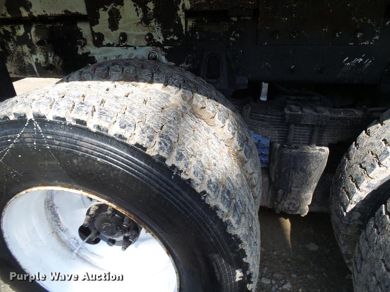 image for item DF7312 2006 International 7400 digger derrick truck