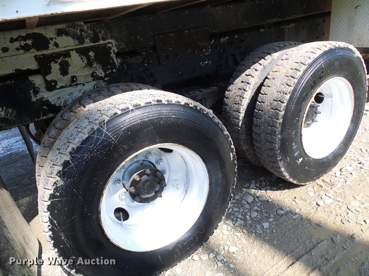 image for item DF7312 2006 International 7400 digger derrick truck