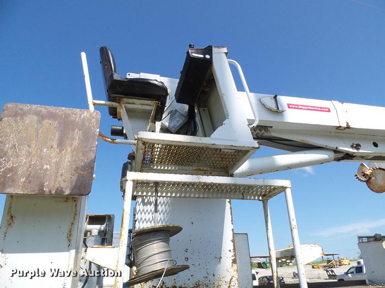 image for item DF7312 2006 International 7400 digger derrick truck