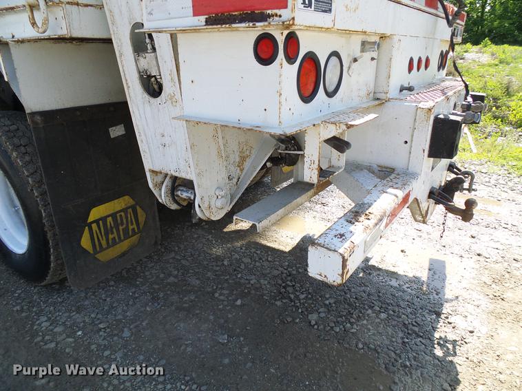 image for item DF7312 2006 International 7400 digger derrick truck