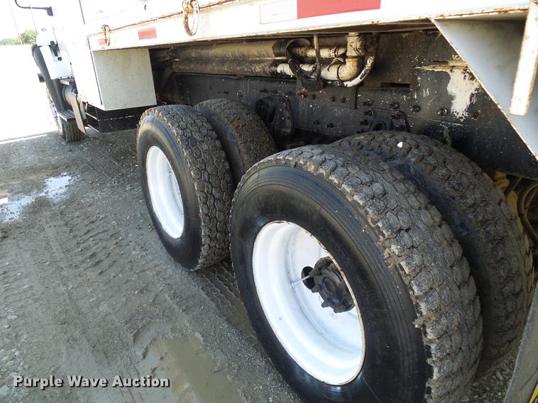 image for item DF7312 2006 International 7400 digger derrick truck