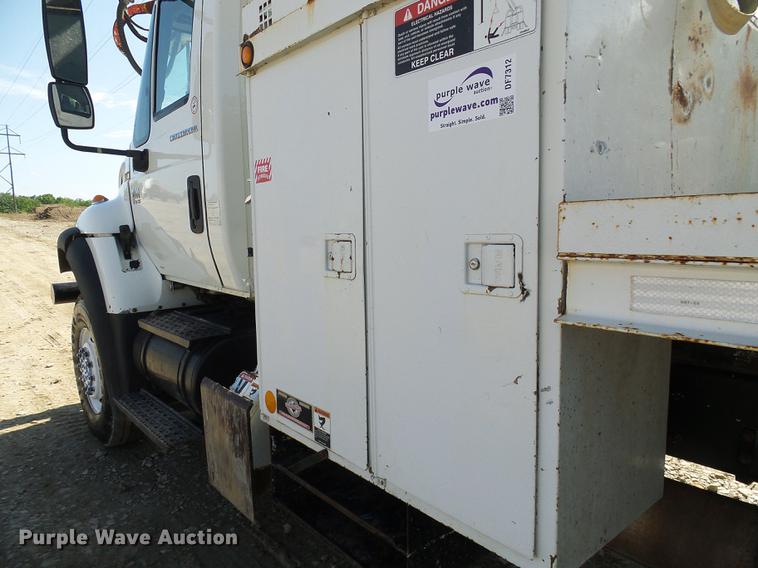 image for item DF7312 2006 International 7400 digger derrick truck