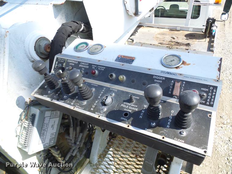 image for item DF7312 2006 International 7400 digger derrick truck