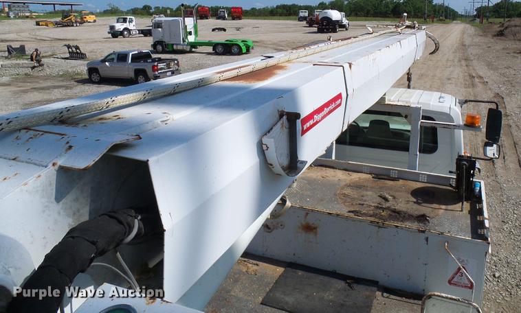 image for item DF7312 2006 International 7400 digger derrick truck