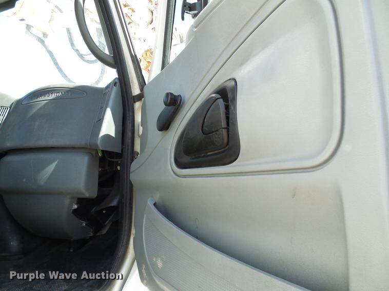 image for item DF7312 2006 International 7400 digger derrick truck