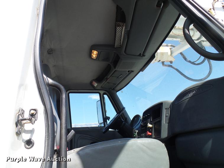 image for item DF7312 2006 International 7400 digger derrick truck