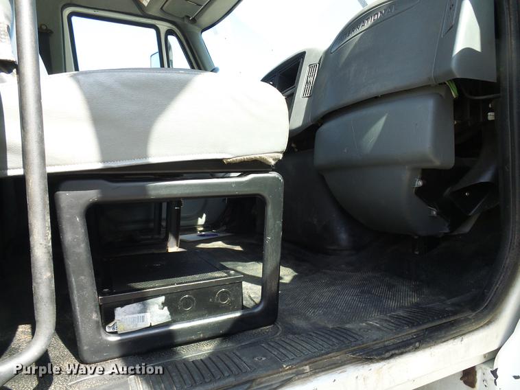 image for item DF7312 2006 International 7400 digger derrick truck