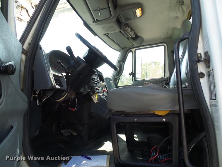 image for item DF7312 2006 International 7400 digger derrick truck