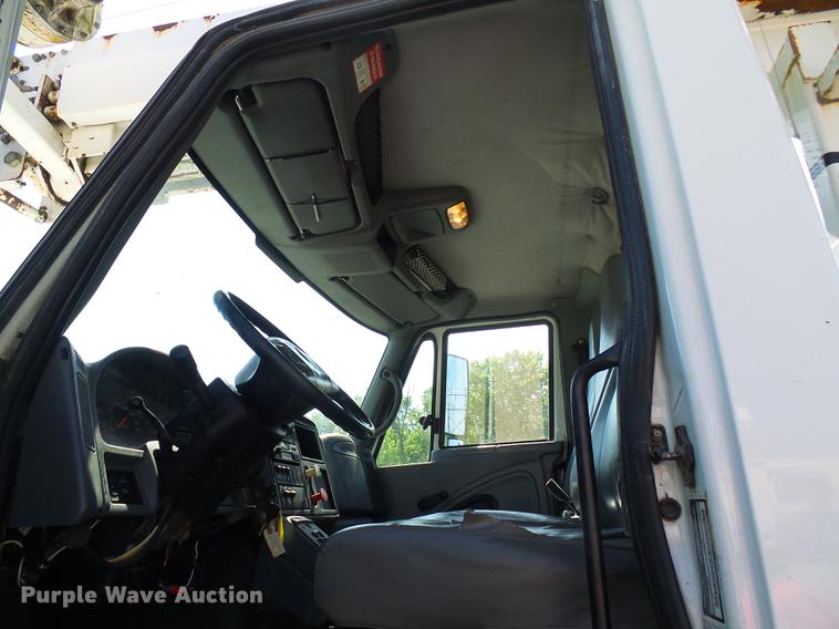 image for item DF7312 2006 International 7400 digger derrick truck