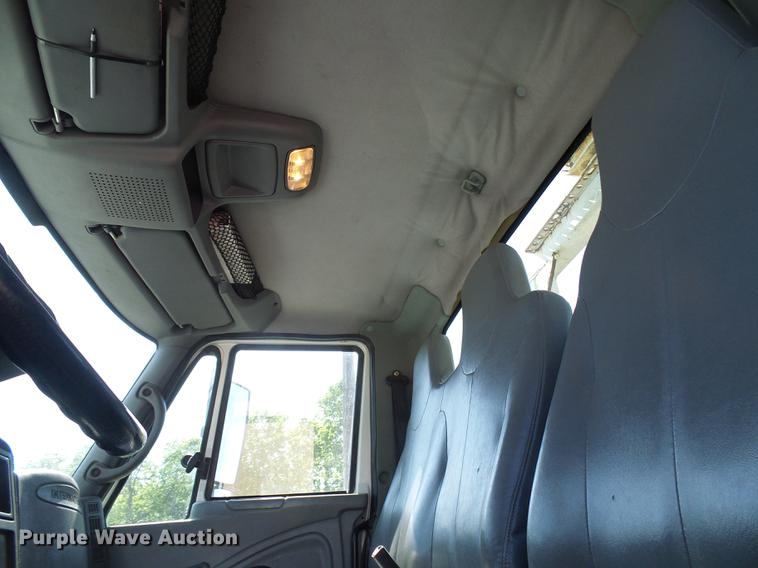 image for item DF7312 2006 International 7400 digger derrick truck