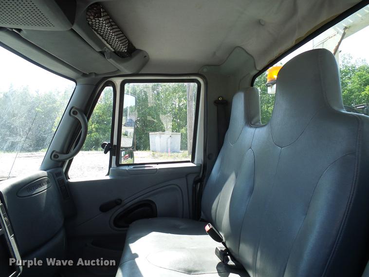 image for item DF7312 2006 International 7400 digger derrick truck