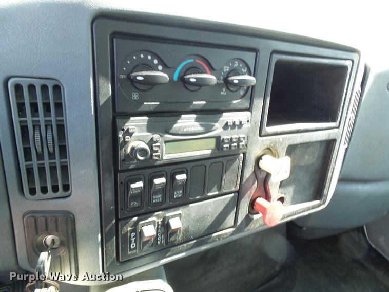 image for item DF7312 2006 International 7400 digger derrick truck