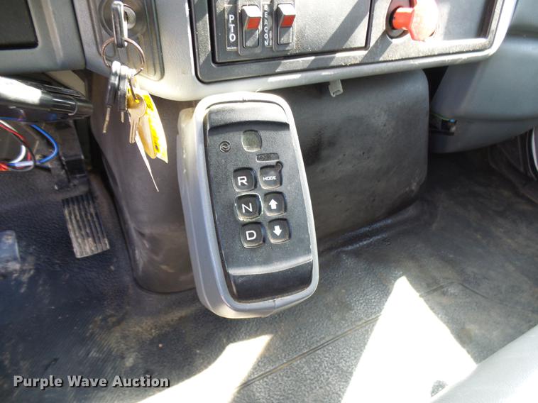 image for item DF7312 2006 International 7400 digger derrick truck