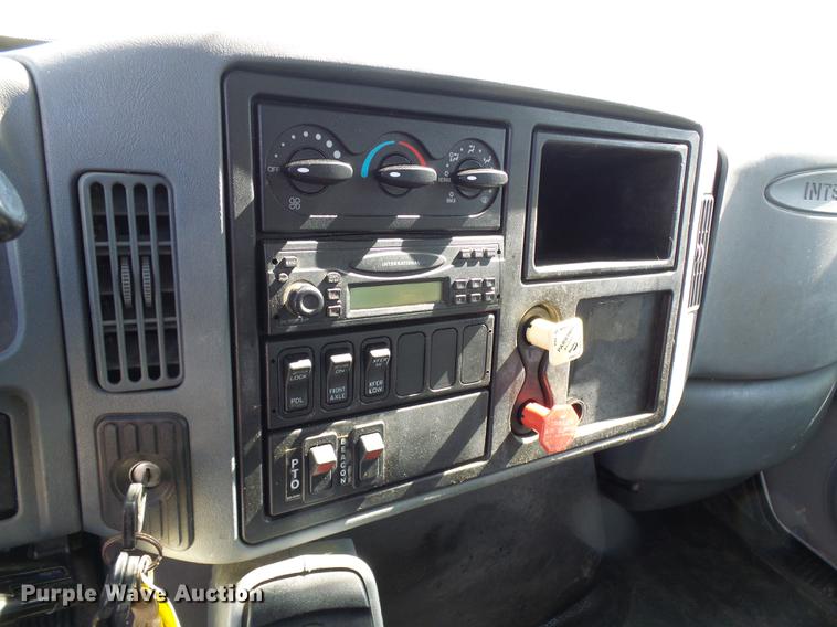 image for item DF7312 2006 International 7400 digger derrick truck