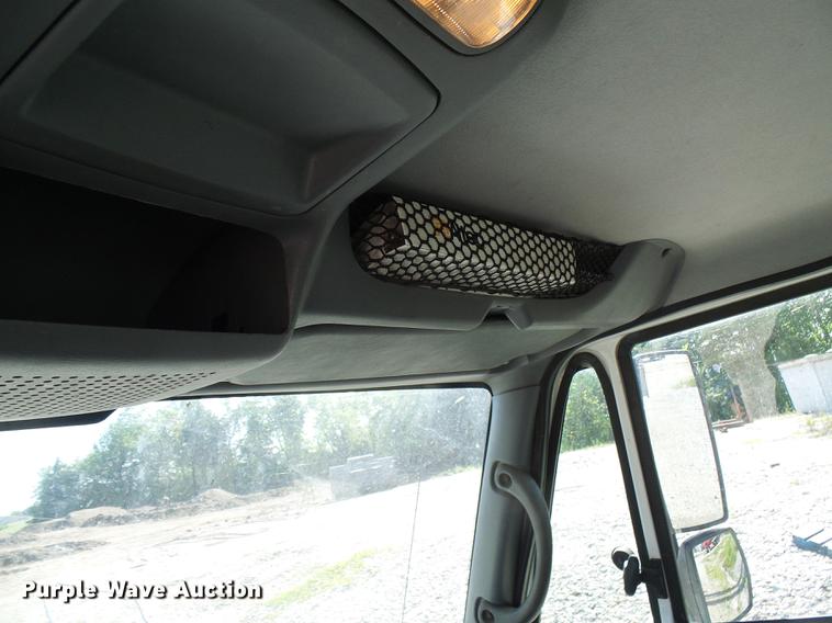 image for item DF7312 2006 International 7400 digger derrick truck