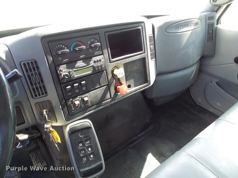 image for item DF7312 2006 International 7400 digger derrick truck