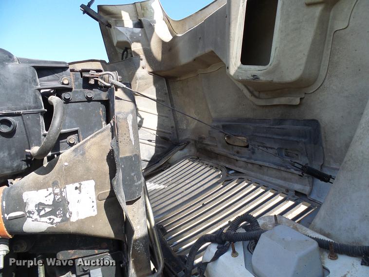 image for item DF7312 2006 International 7400 digger derrick truck