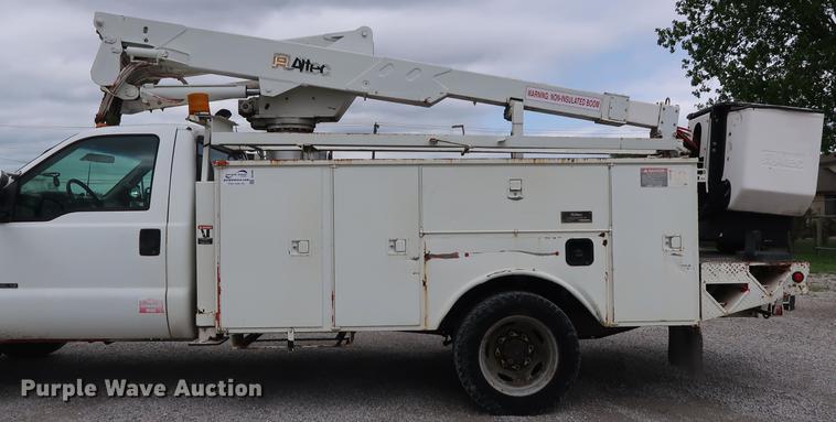 image for item DG3446 2000 Ford F550 Super Duty XL bucket truck