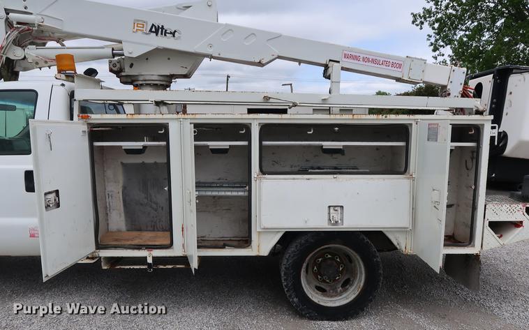 image for item DG3446 2000 Ford F550 Super Duty XL bucket truck