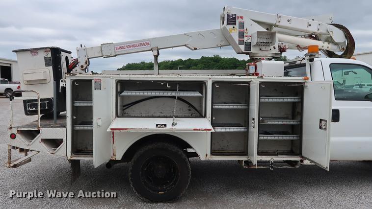 image for item DG3446 2000 Ford F550 Super Duty XL bucket truck
