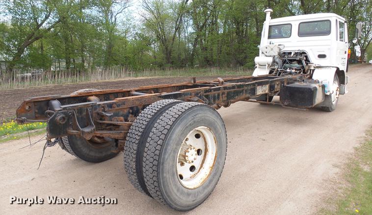 image for item DX9182 1985 Volvo F600 truck cab and chassis