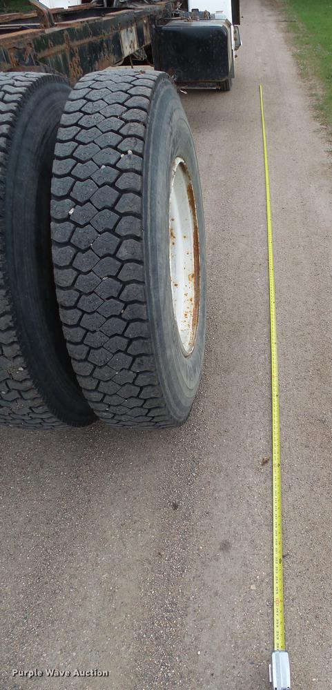 image for item DX9182 1985 Volvo F600 truck cab and chassis