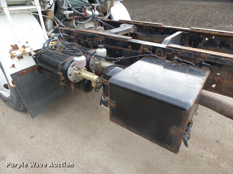 image for item DX9182 1985 Volvo F600 truck cab and chassis