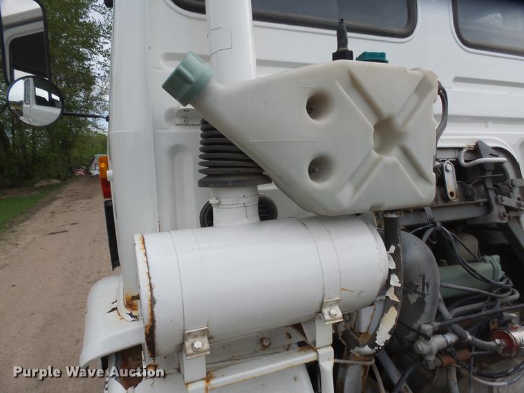 image for item DX9182 1985 Volvo F600 truck cab and chassis