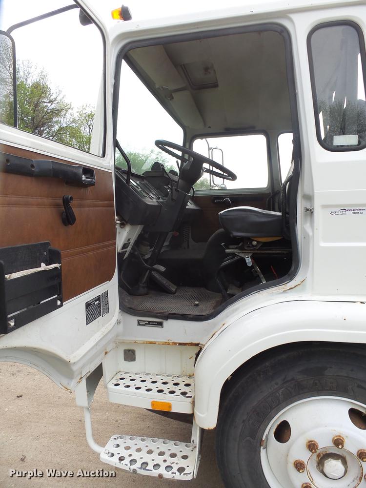 image for item DX9182 1985 Volvo F600 truck cab and chassis