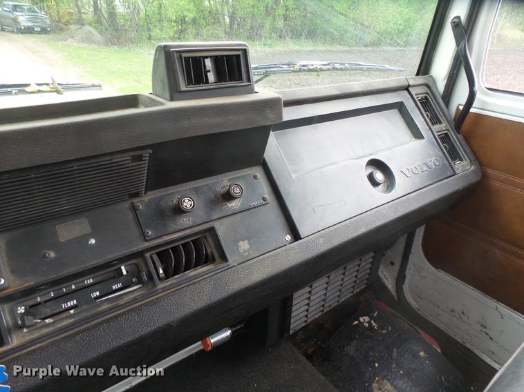 image for item DX9182 1985 Volvo F600 truck cab and chassis