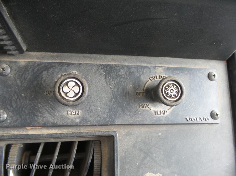 image for item DX9182 1985 Volvo F600 truck cab and chassis