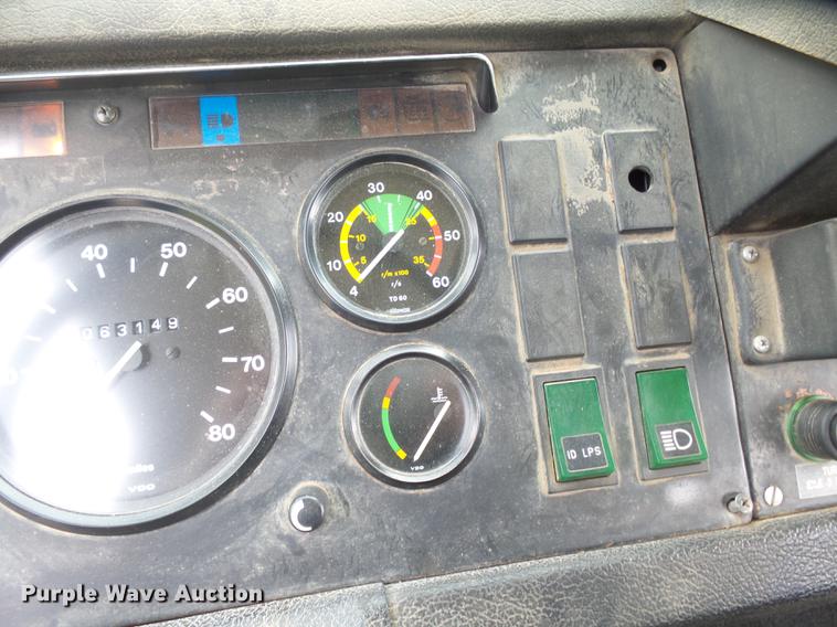 image for item DX9182 1985 Volvo F600 truck cab and chassis