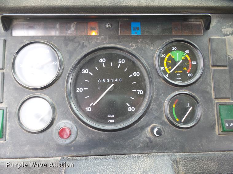 image for item DX9182 1985 Volvo F600 truck cab and chassis