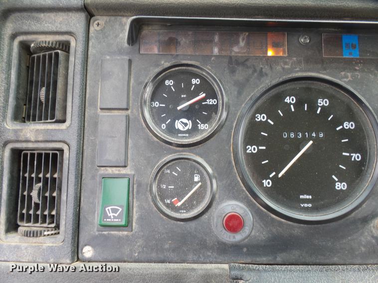 image for item DX9182 1985 Volvo F600 truck cab and chassis