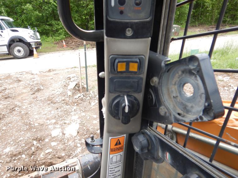 image for item DY9824 2012 Case SR220 skid steer
