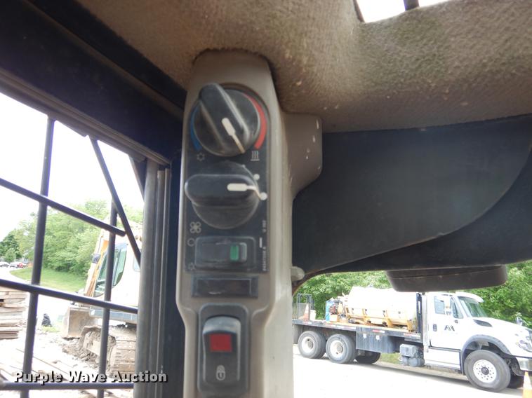 image for item DY9824 2012 Case SR220 skid steer