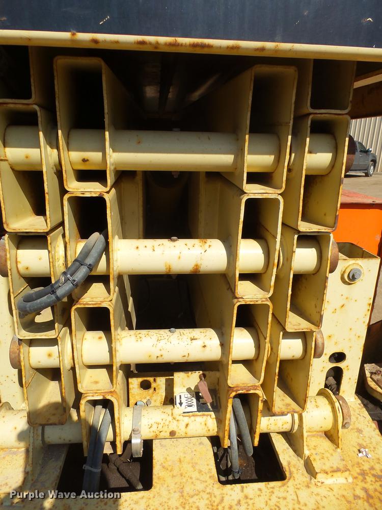 image for item EF9526 1998 JLG 33RTS scissor lift