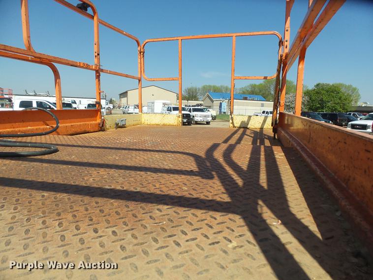 image for item EF9526 1998 JLG 33RTS scissor lift