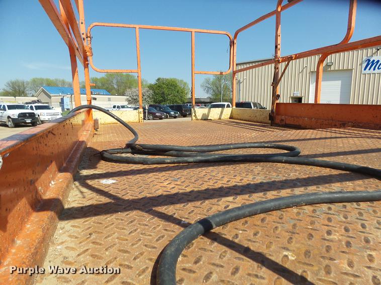 image for item EF9526 1998 JLG 33RTS scissor lift