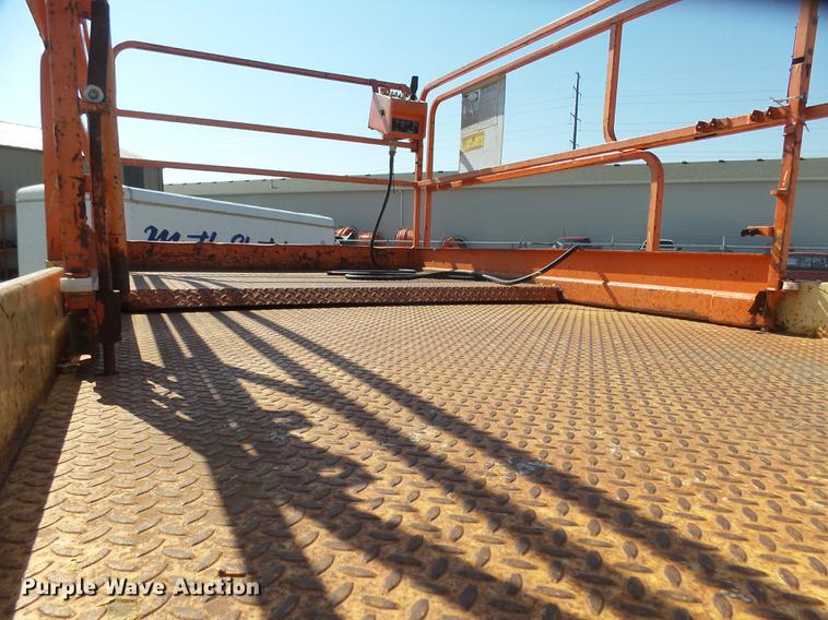 image for item EF9526 1998 JLG 33RTS scissor lift