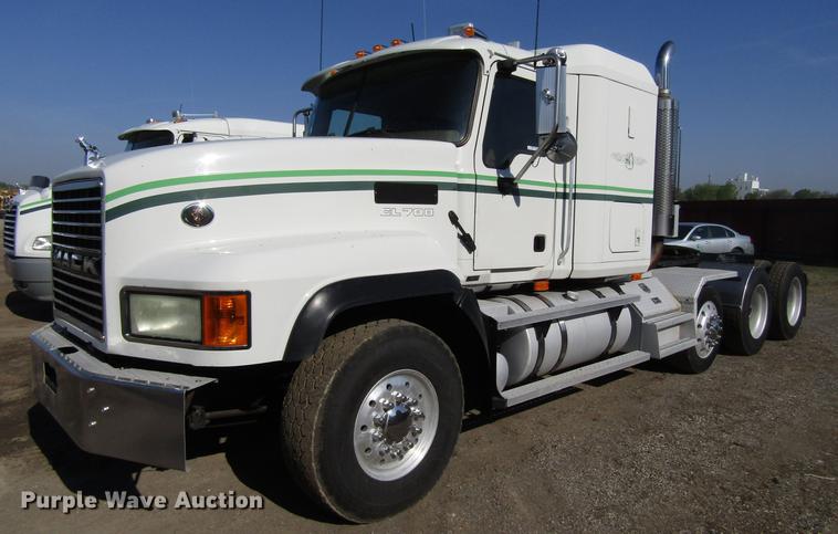 image for item EU9642 2007 Mack CL733 semi truck