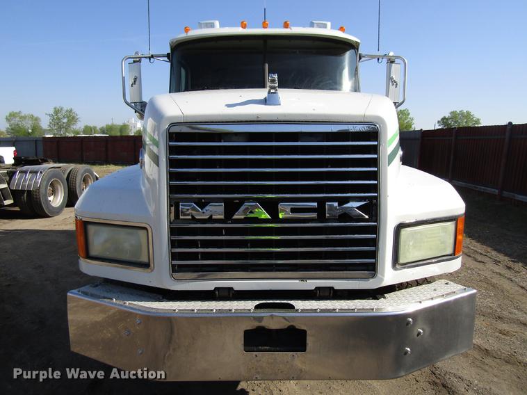 image for item EU9642 2007 Mack CL733 semi truck